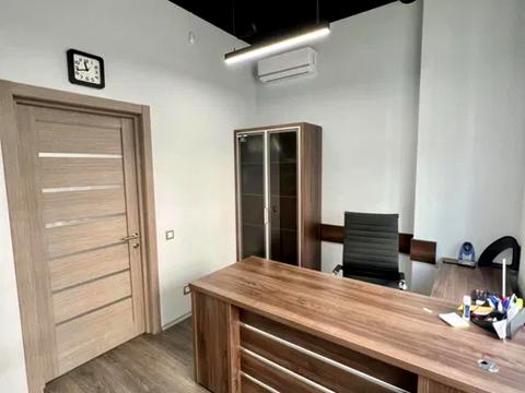 комерційна за адресою Дегтярна вул., 8