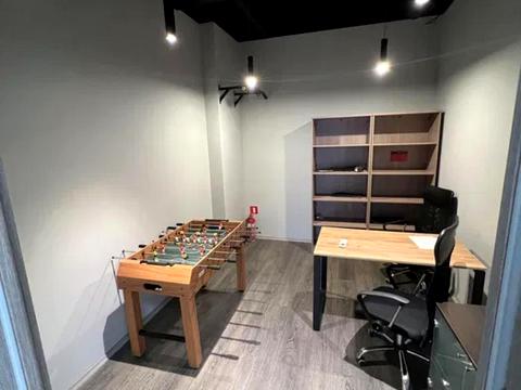 комерційна за адресою Дегтярна вул., 8