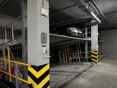 паркомісце за адресою Євгена Коновальця вул. (Щорса), 34-А