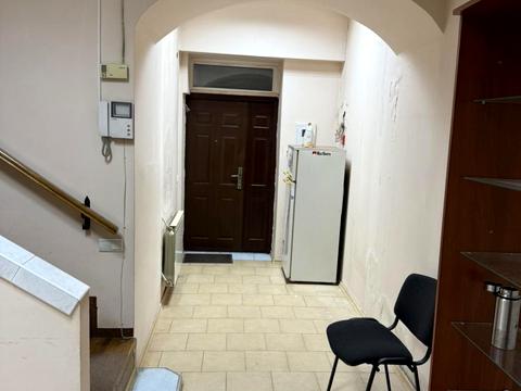 комерційна за адресою Августина Волошина вул., 2