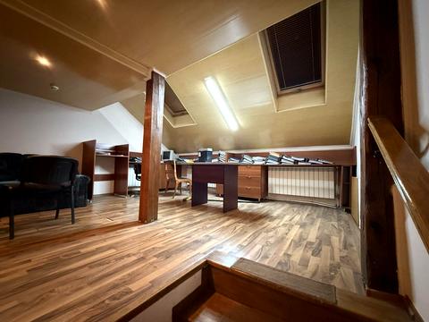 комерційна за адресою Августина Волошина вул., 2