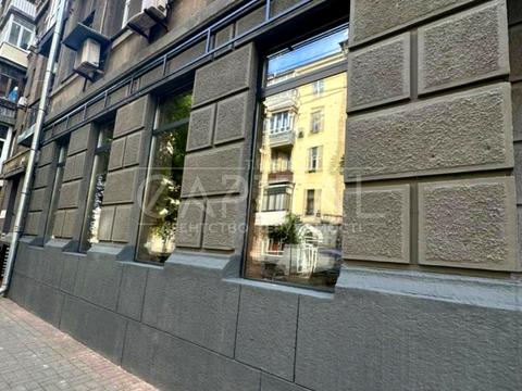 комерційна за адресою Інститутська вул., 24