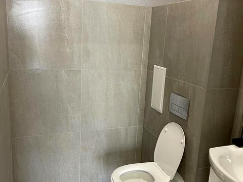 комерційна за адресою Дніпровська набережна вул., 14-Б