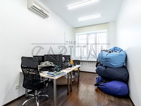 комерційна за адресою Інститутська вул., 14