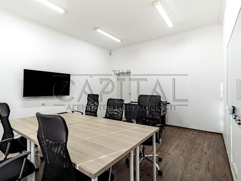 комерційна за адресою Інститутська вул., 13