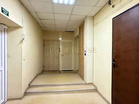 комерційна за адресою Трьохсвятительська вул., 4