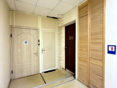 комерційна за адресою Трьохсвятительська вул., 4