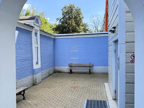 комерційна за адресою Трьохсвятительська вул., 4