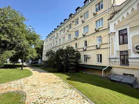 комерційна за адресою Трьохсвятительська вул., 4