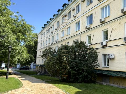 комерційна за адресою Трьохсвятительська вул., 4