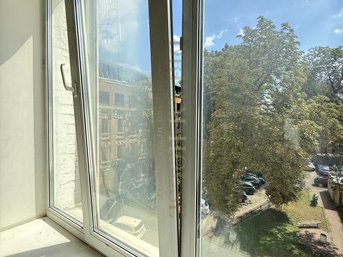 комерційна за адресою Трьохсвятительська вул., 4