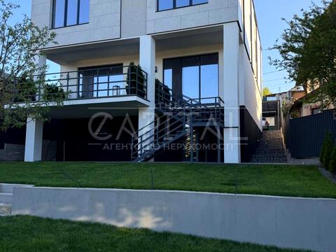 будинок за адресою Листопадна вул., 1