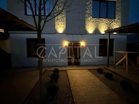 будинок за адресою Листопадна вул., 1