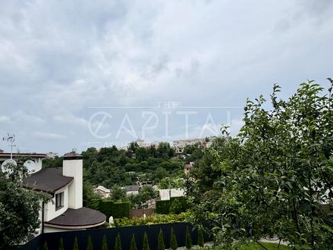 будинок за адресою Листопадна вул., 1