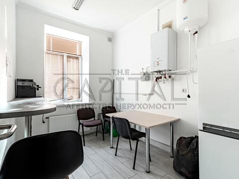 комерційна за адресою Інститутська вул., 14