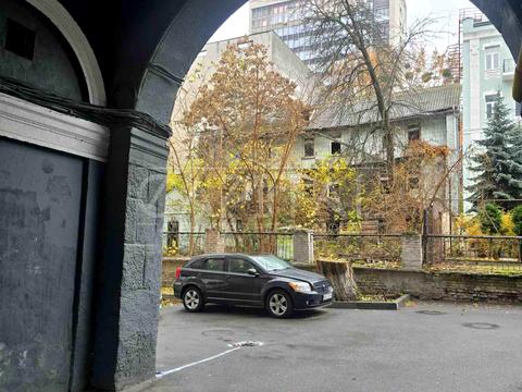 комерційна за адресою Саксаганського вул., 4