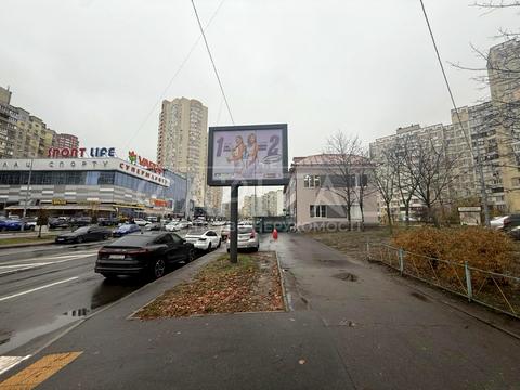 комерційна за адресою Драгоманова вул., 21