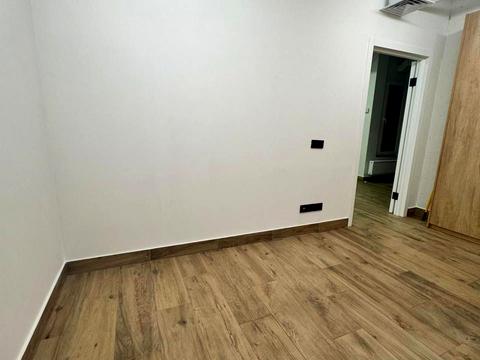 комерційна за адресою Дніпровська набережна вул., 18-Б