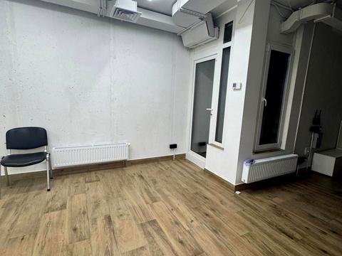 комерційна за адресою Дніпровська набережна вул., 18-Б
