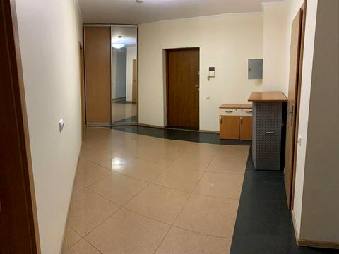 комерційна за адресою Раїси Окіпної вул., 4