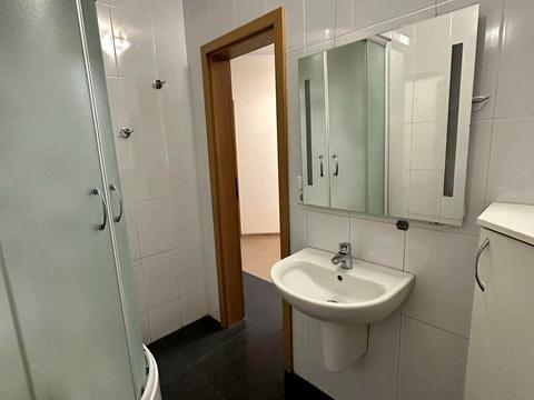 комерційна за адресою Раїси Окіпної вул., 4