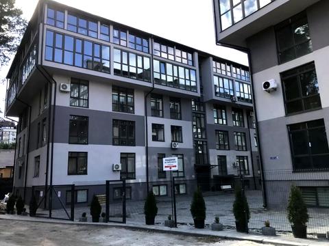 комерційна за адресою Радистів вул., 18