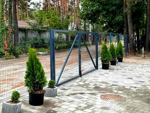 комерційна за адресою Радистів вул., 18