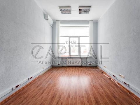 комерційна за адресою Василя Макуха вул. (Івана Шевцова), 1