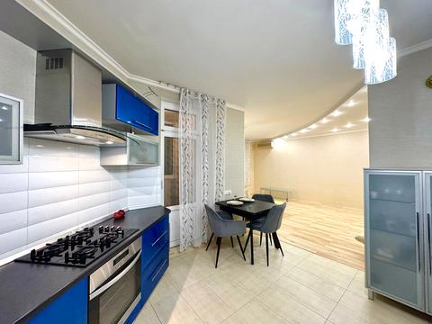 квартира за адресою Раїси Окіпної вул., 8