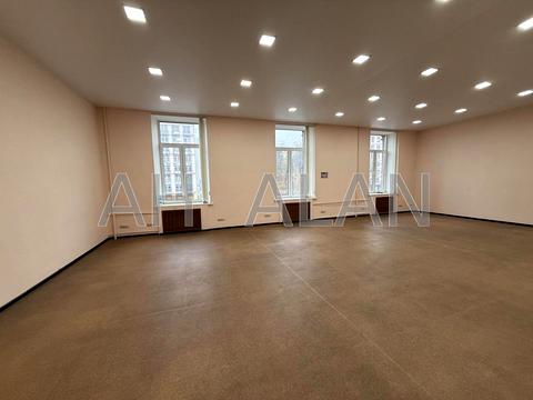 комерційна за адресою Хрещатик вул., 8