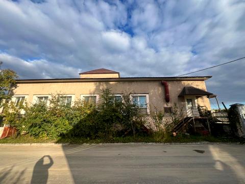 комерційна за адресою Конюшинна вул., 16