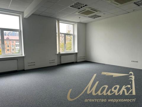 комерційна за адресою Миколи Міхновського бульв. (Дружби народів), 19