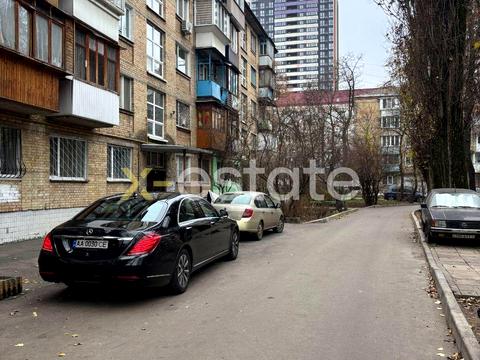 комерційна за адресою Донецька вул., 3