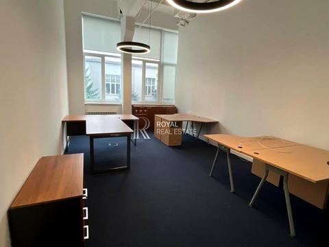 комерційна за адресою Лаврська вул. (Січневого Повстання), 16