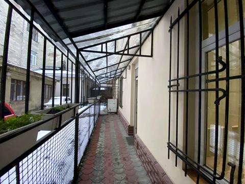 комерційна за адресою Валова вул., 16