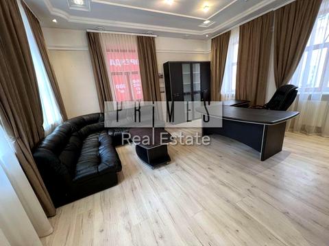 комерційна за адресою Воздвиженська вул., 20