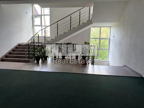 комерційна за адресою Берестейське шосе (Брест-Литовське), 8А