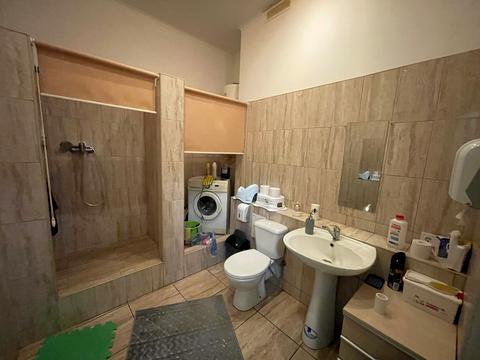 комерційна за адресою Ревуцького вул., 42-А