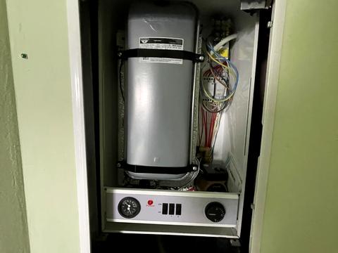 комерційна за адресою Ревуцького вул., 42-А