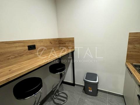 комерційна за адресою Жилянська вул., 68