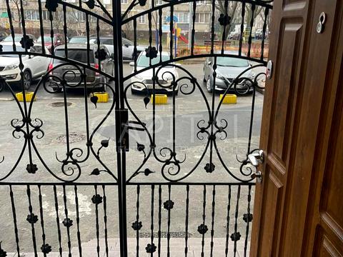 комерційна за адресою Дніпровська набережна вул., 13