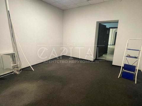 комерційна за адресою Дніпровська набережна вул., 13