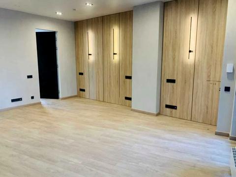 комерційна за адресою Літературна вул., 1а