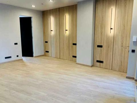 комерційна за адресою Літературна вул., 1а