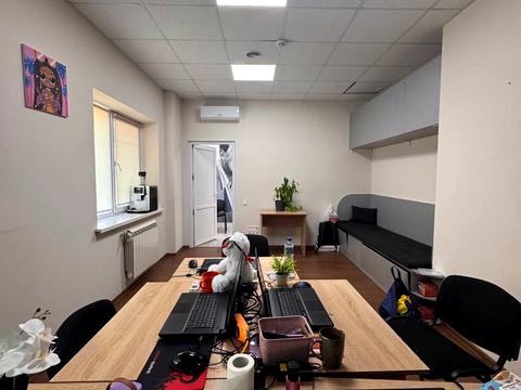 комерційна за адресою Володимира Мономаха вул. (Московська), 17А