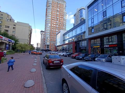 комерційна за адресою Левка Лук'яненка вул. (Маршала Тимошенка), 19