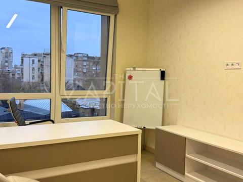 комерційна за адресою Жилянська вул., 68