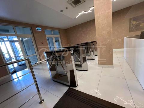 комерційна за адресою Анни Ахматової вул., 13