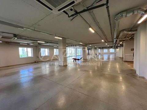 комерційна за адресою Анни Ахматової вул., 13