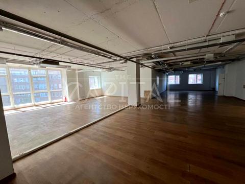 комерційна за адресою Анни Ахматової вул., 13